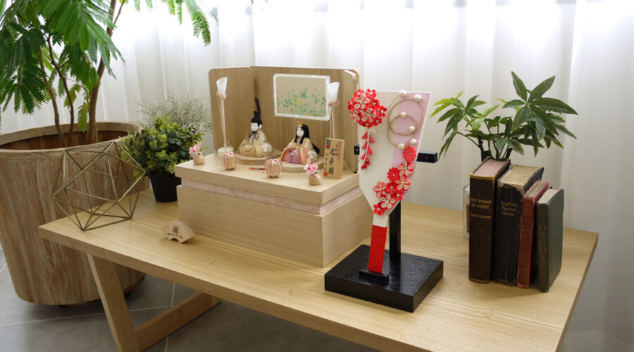 スーパーSALE限定○全品P10倍 エントリー要羽子板飾り 正月飾り 玄関 コンパクト かわいい つまみ細工 髪飾り 赤ちゃんの初正月女の子のお正月 かんざし 楽天市場 羽子板 初正月 ケース入り ７号 摘み細工 髪飾り 付き つまみ細工 羽子板飾りましろ かんざしここ