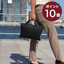 フリー写真クリスマスプレゼントを持つサンタ姿のフィリピン人女性パブリックドメインQ：著作権フリー画像素材集