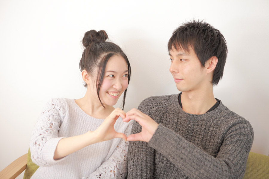 ハートをかたどったカップルの手元の写真素材164085491- イメージマート