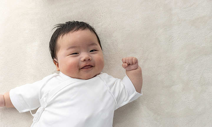 絨毯に座る赤ちゃん 男の子 日本人 生後8か月写真素材7380112- フォトライブラリ