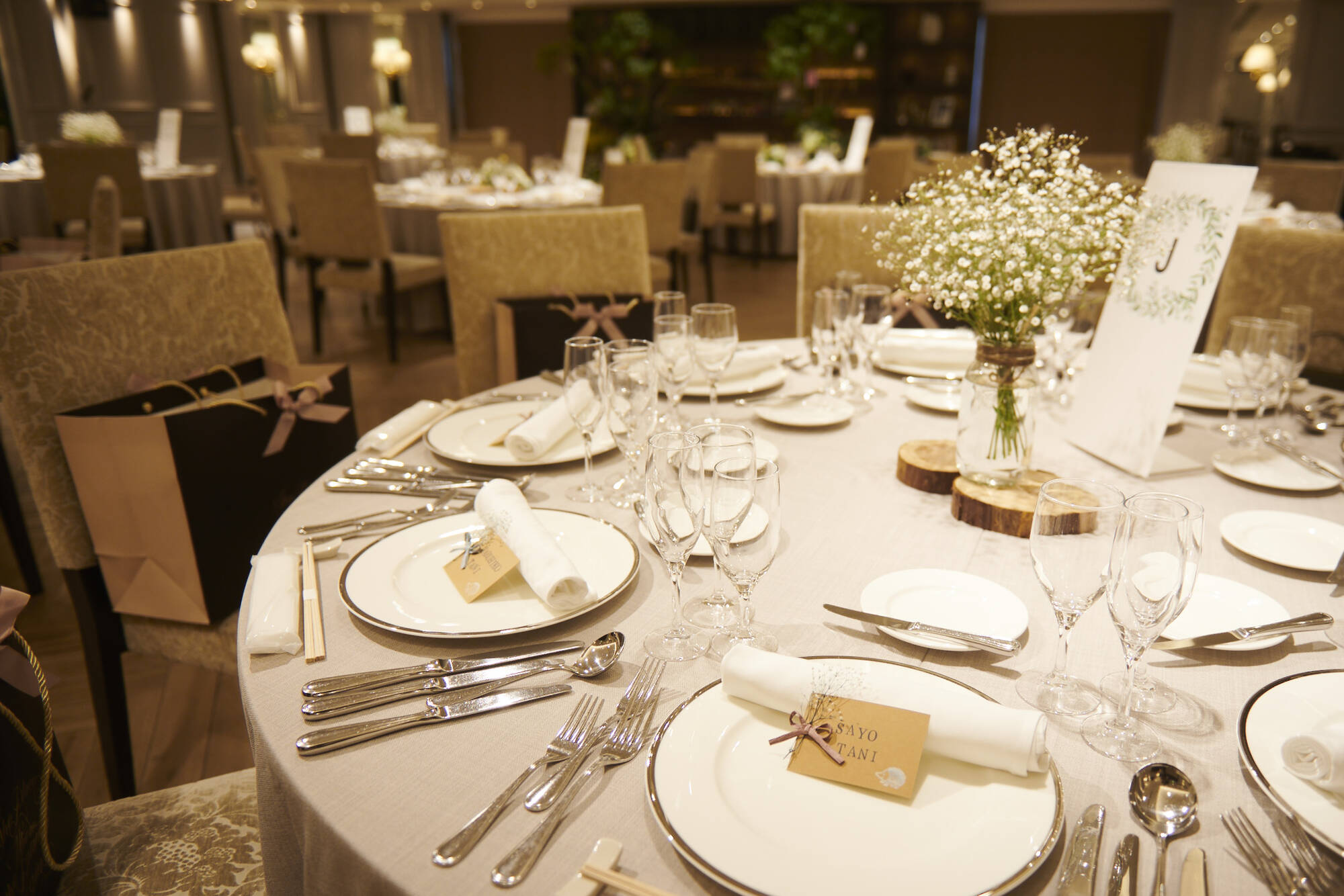 ゴールドがテーマカラー✴︎ラグジュアリーなウェルカムスペース~ BB先輩花嫁さま @hiro_h08 さまの こだわりのウェルカムスペースをご紹介🤍テーマカラーをゴールドと決めて ゴールドのアイテムで統一いたしました。 お写真を飾るだけでなく洋書を重ねたり ドライ