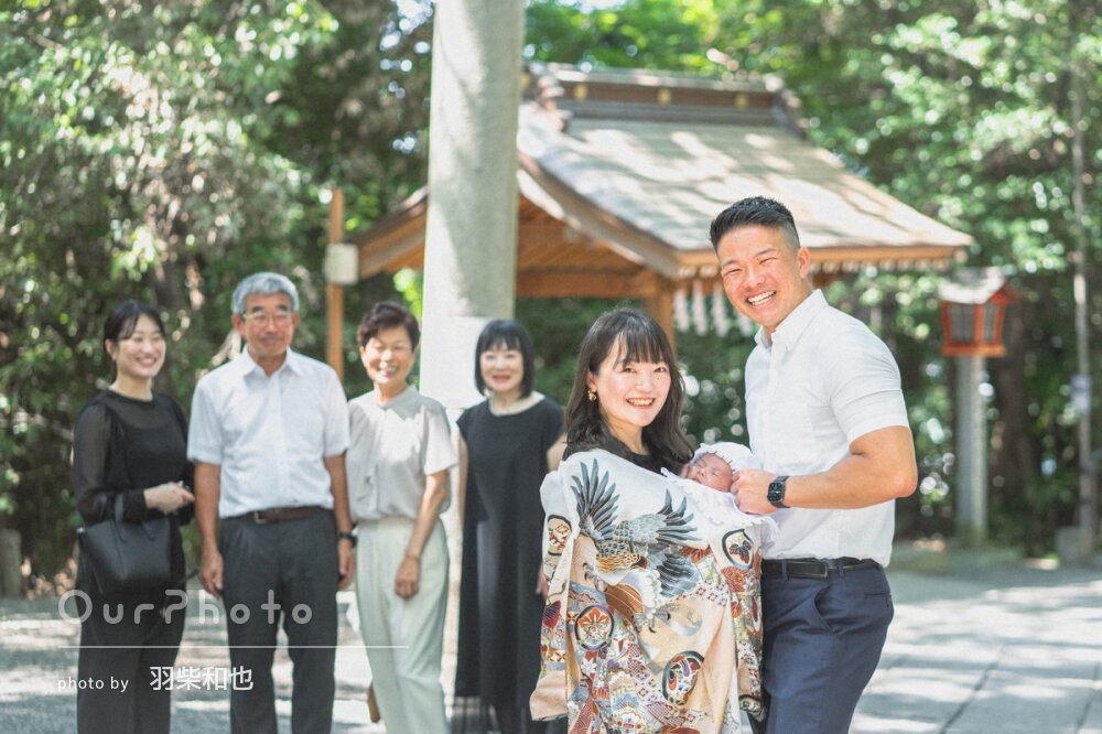 ファミリーフォトの服装に迷ったら、白Tシャツ＋ジーンズがおすすめ！ 家族でコーデをそろえやすく、海にも公園の緑にもよく映えます。白の色味をそろえると、より統一感が出て素敵に仕上がりますよ。沖縄マタニティフォトマタニティフォト沖縄沖縄ロケーション