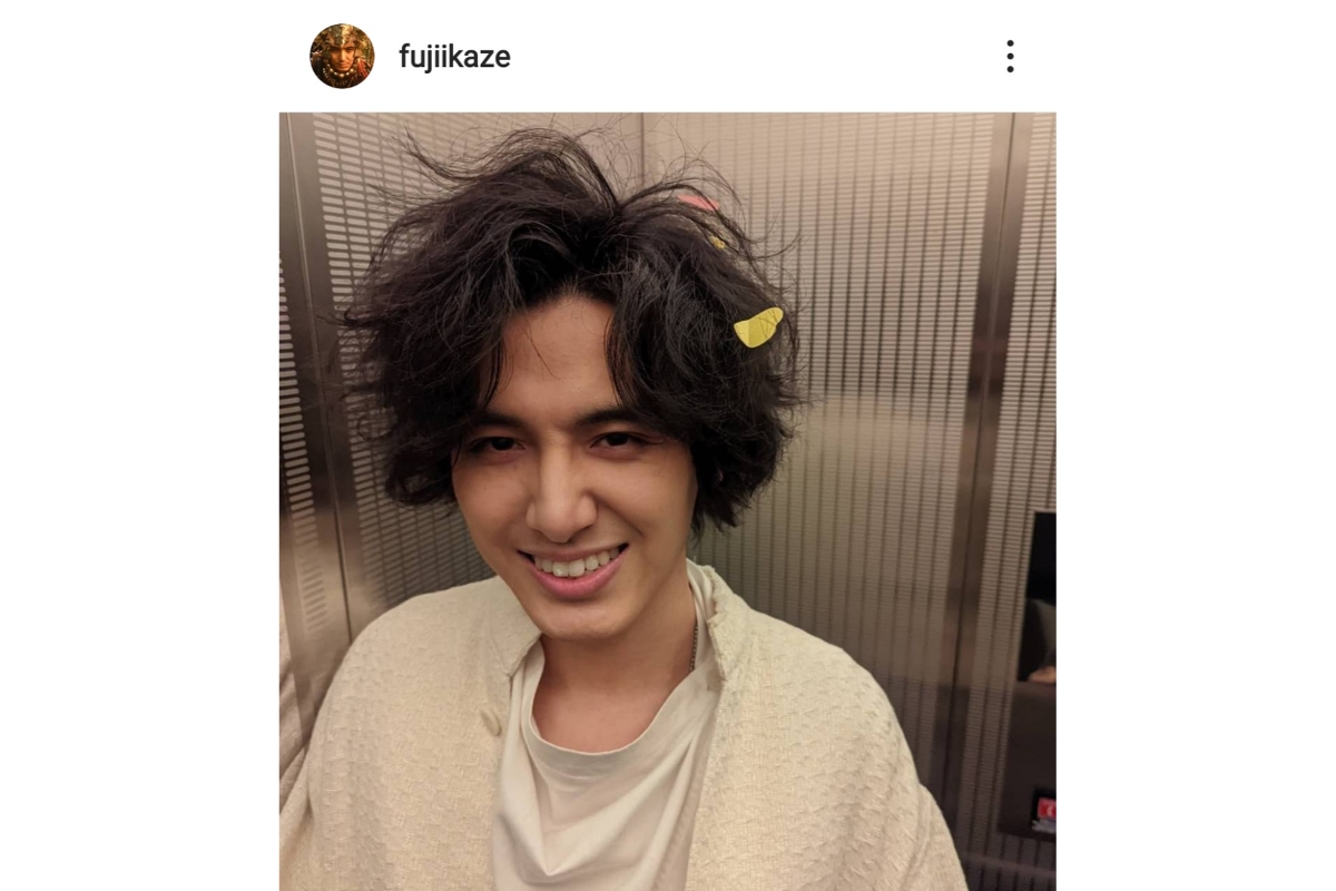 藤井 風、母親との2ショットを顔出しで公開「目元がそっくり」「お母様綺麗」の声 - モデルプレス