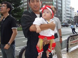 赤いふんどし姿で参道の階段を駆け上がる「へこかき祭り」の参加者 - 高良大社でへこかき祭り 久留米市 - 写真・画像 1 1西日本新聞me