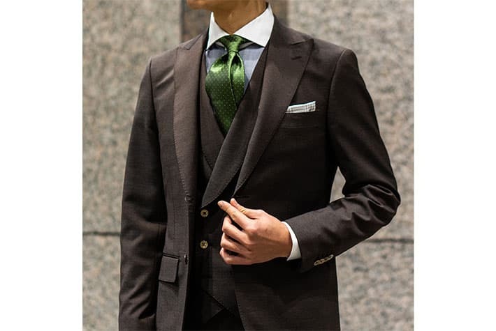 成人式にふさわしいポケットチーフ 折り方３選