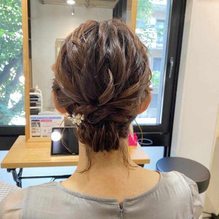 人気の結婚式お呼ばれヘアマナーと長さ別のおすすめの髪型を紹介！ - 秋葉原コットン