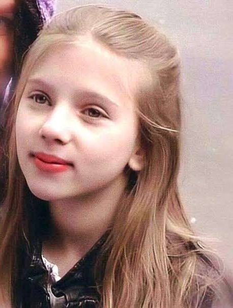 スカーレット・ヨハンソン、夫の前でジョナサン・ベイリーと「プラトニックなキス」を交わすハーパーズ バザー Harper's BAZAAR 公式