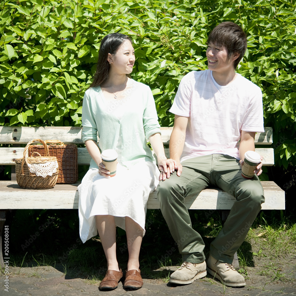 公園のベンチで座るカップル の Stock フォトAdobe Stock