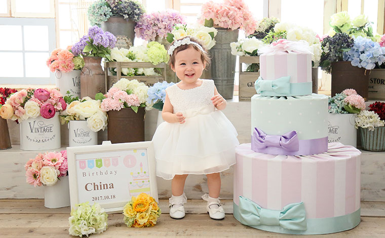 1歳の誕生日に家族写真の撮影がおすすめ！撮り方・衣装を解説 - ハピリィフォトスタジオ