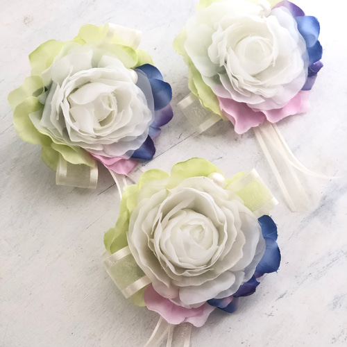 今年の卒園式のコサージュが出来上がりました〜💐😄 毎年、園長からの手作りのプレゼント🎁です。 子ども達に見せたら、可愛い〜💖💖💖って誉めてくれました😄いよいよ16日が卒園式❣️ 寂しいけど、次の所に行っても頑張ってね💕