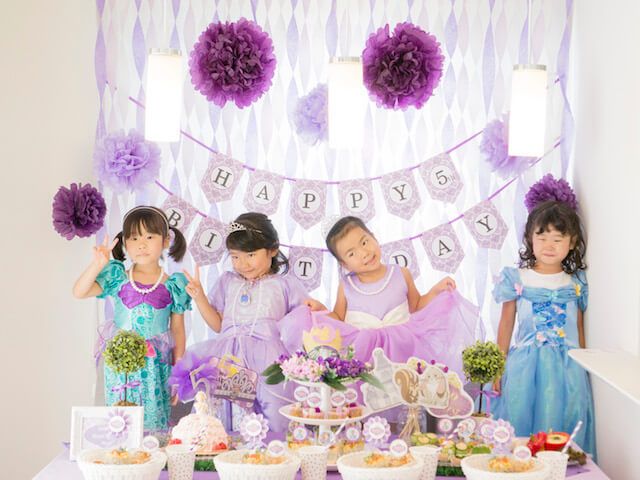 小学生になって初めての誕生日！ 自分で仲良しのお友達を誘って、おうちでお誕生日会をやった🎂放課後遊んだことない子には招待状を書いて、お母さんにも伝えてもらうようにお願いしたり、、本当にお友達くるのか当日まで心配だったけど、5人も来てくれて賑やかな