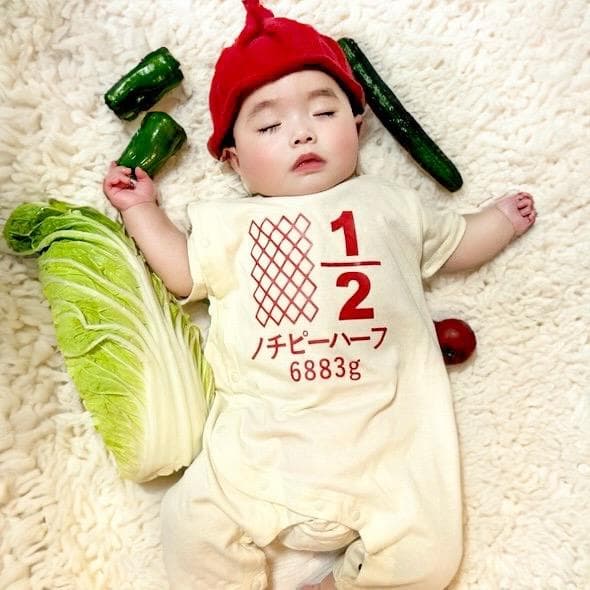 ⌇ キューピーハーフ 野菜バージョン🥬🍅🍆🫑🥕🥒 どんだけ直しても横向いちゃう👶🏻 ﹏﹏﹏﹏﹏﹏﹏﹏﹏﹏﹏﹏月齢フォト赤ちゃんのいる生活赤ちゃんのいる暮らしベビスタグラム生後６ヶ月生後6ヶ月女の子生後半年ハーフバースデーhalfbirthday