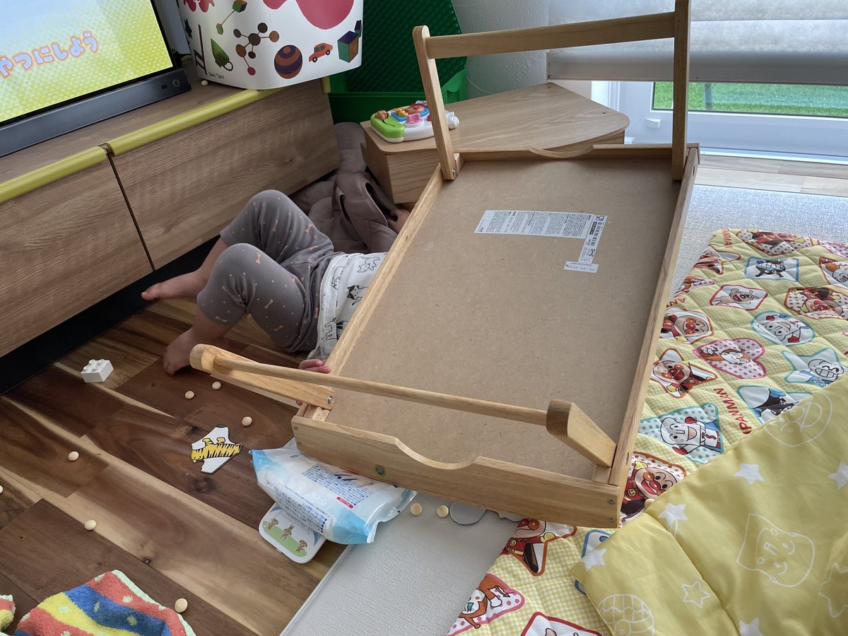 リビングでフローリングに仰向けで寝転ぶ日本人女性人物 の写真素材267738750- イメージマート