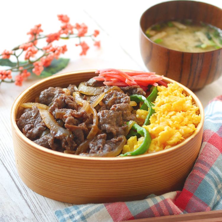 明日は3時起きなのでお弁当作り置きです😁 だし巻き卵、ちんげん菜と油揚げの煮浸し、筑前煮、メインは唐揚げ😁 ご飯のお供はすんき漬け😁すんき漬け知ってる方いらっしゃいますか😁 それではおやすみなさい💤Facebook