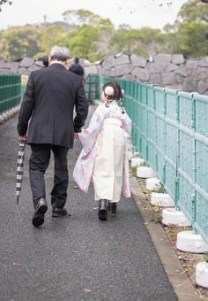 おばあさん シニア 後ろ姿 歩くイラスト - No: 22651978無料イラスト・フリー素材なら「イラストAC」