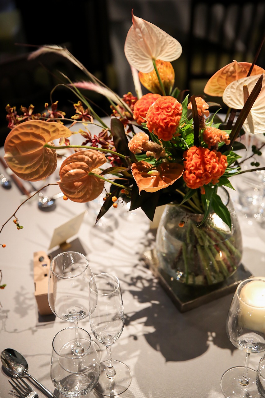 8 件の「ゲスト装花 白 ゴールド」や「テーブルコーディネート 結婚式」のアイデアを見つけましょう結婚式 テーブル、披露宴テーブルコーディネート、ウエディング テーブル など