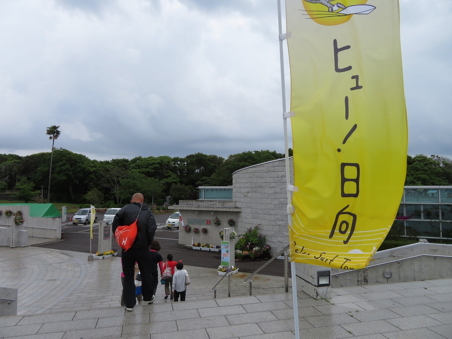 日向サンパーク展望所からの美々津港灯台。お船出の湯 が閉館してからどれぐらい経つでしょうか。施設の劣化が著しく放置状態。この付近の目立たない所でも草が生い茂っていました。早くお船出の湯の再開もしくは再利用を願うばかりです。＃日向市