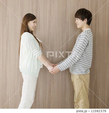 恋人繋ぎ つなぎ 」をする心理って？ 自然に手を繋ぐテクニックも解説