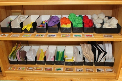 ⋆⸜ コーナー遊び ⸝⋆ おままごと、くつろぎ、メイクアップの3つのコーナーを作りました🏠 メイクアップコーナーのドレッサーはこれから、美容室にご協力いただきサロン使用のボトルたちを並べて本格的な仕上がりになる予定です ✨ それぞれの遊びたいところで