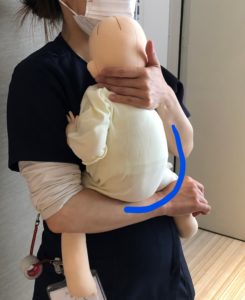 息子を膝の上にのせるお母さんの写真素材FYI03212840ストックフォトの Qlean Market キュリンマーケット