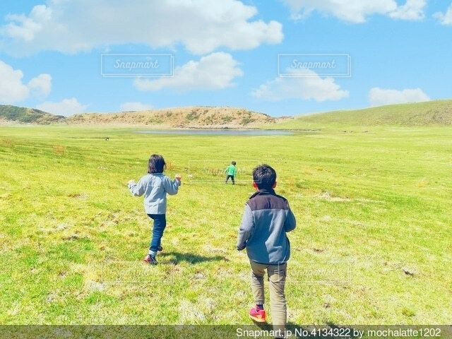 人物、日本人、子供、小学生、女の子、1人、屋外、草原、走る、背中、元気、後ろ姿、全身、後姿、後ろ姿、うしろ姿、背中 - フォト作品紹介イラスト＆写真のストックフォトwaha ワーハ
