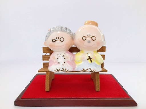 祖父母からプレゼントをもらう孫 07800043562 の写真・イラスト素材アマナイメージズ