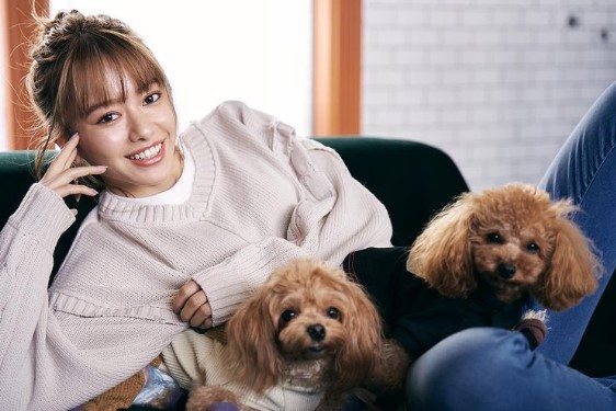 写真 山本舞香、“ピンクヘア”のイメチェンが大反響！ 義兄・ワンオク Takaの愛犬と密着した2ショットも「可愛すぎる」 - カルチャー -クランクイン！トレンド