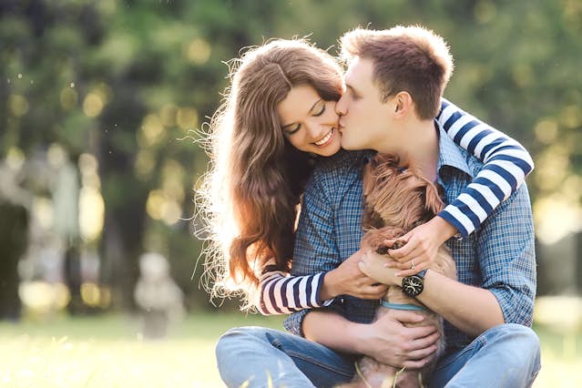 女性100人に聞いた 後ろからカレに抱きついたことある？ 効果的なボディタッチの方法4選Oggi.jp