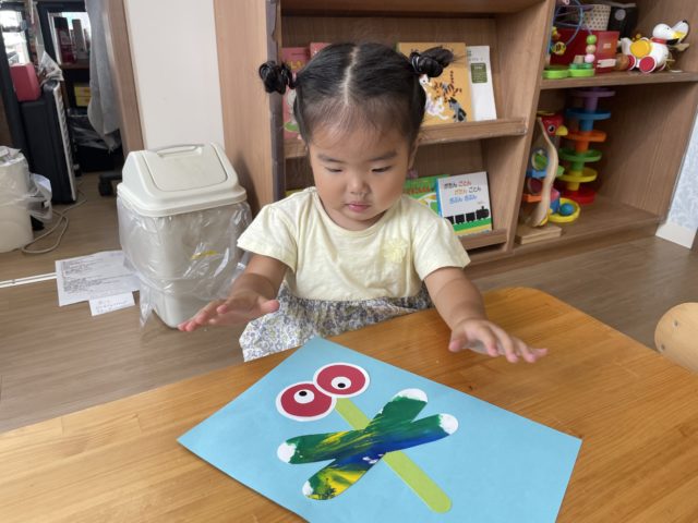 9月製作✂️ 『とんぼとコスモス』保育園製作 幼稚園製作 製作活動 製作遊び 製作アイデア 9月製作 10月製作フィンガーペイント スタンピング シール貼り スプレーアート スプレーボトル 折り紙 ハサミ練習 はさみ練習 お絵描き 0歳児製作 1歳児製作 3 歳児製作 2歳児