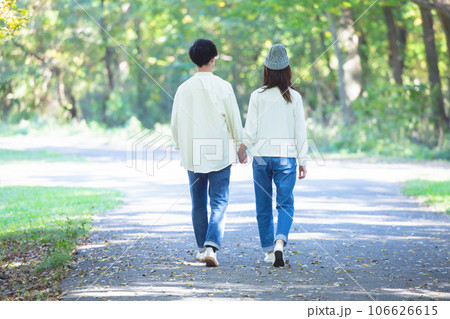 ラブラブカップルの手をつなぐ後ろ姿イラスト・フリー素材なら「シンテリ」