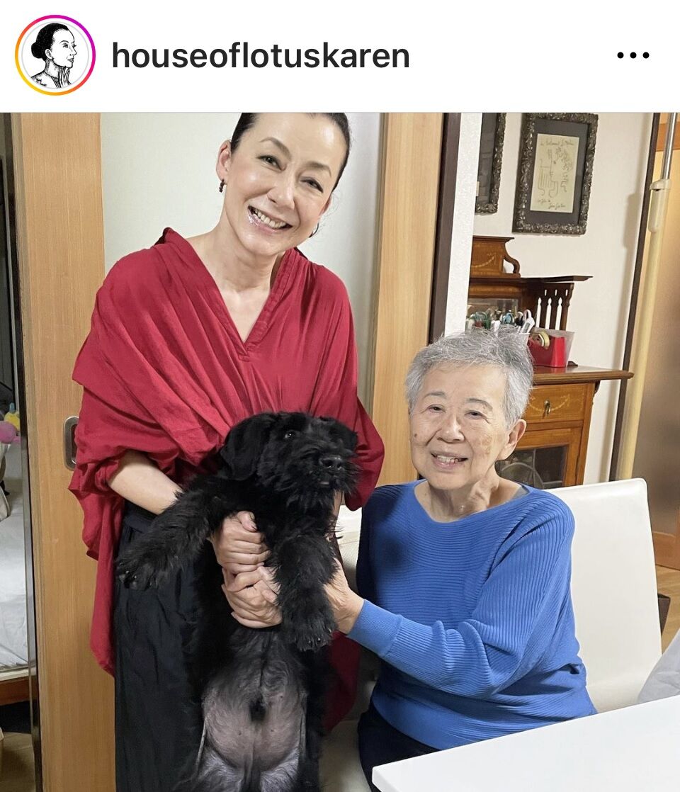 年間300冊読書の中から、週に1〜2回 読んで面白かったオススメ本を紹介してます。 選書の参考になったら いいね 嬉しいです。 他の投稿はこちら→@waamamaharu —— この本 桐島洋子さん本人が書いたのは半分くらいです。 後半は3人の子どもたちのリレーエッセイになってい