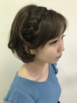 七五三の時のセルフヘアセット🧵, 母が目立ってはいけないのでシンプルに。笑, 本当はアップスタイルにするつもりでヘア飾りもう一つ買ってたのに,全然似合わなくて急遽ダウンスタイルに。笑, 手芸屋さんで, 金箔と糸針金を購入して作ったよ。, ボブの方。これとても簡単なので, オススメです✌️,七五三七五三ヘア七五三ママ