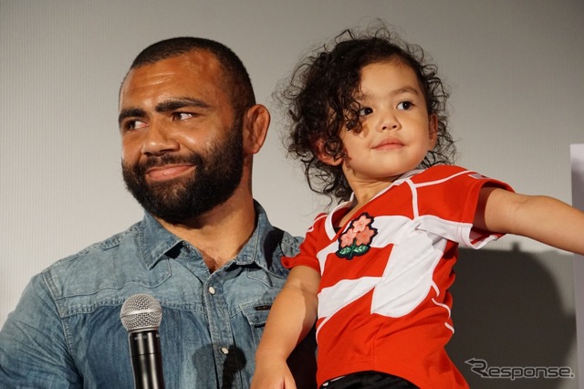 リーチ・マイケル愛娘と登壇！鈴木梨央がエール！『アングリーバード』 - 映画情報どっとこむ