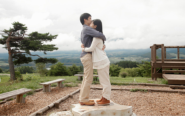 群馬県嬬恋村、標高約1,400mにある「愛妻の丘」四阿山を挟んで峰の原高原の大体裏側にあります。,「愛妻の丘」の由来ですが、農家の畑を借りて始まった小さな催しがキャベチュー キャベツ畑の中心で妻に愛を叫ぶ でした。,男たちが真剣に愛を叫ぶ姿がだんだん評判になり、群馬県が叫びの丘に整備してくれました。そこを村の人たちが「愛妻の丘」と名付けました。いまではそこはドライブの名所です。,