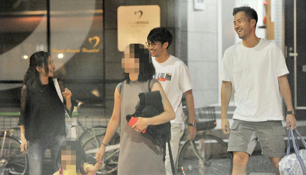 お茶目なポーズ、めっかわ｣元日本代表の鹿島アントラーズ柴崎岳の美人妻、お忍びキャップ姿で｢子供と一緒｣家族でお出かけプラベショット｢カメラマンは岳さん｣｢幸せな笑顔｣概要Jリーグ・国内ニュースサッカー批評Web