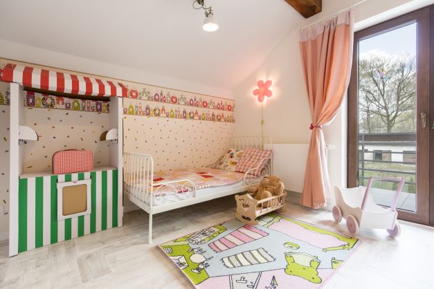 おしゃれで機能的な子ども部屋向けカーテンを紹介！深い眠りや集中力を高める機能や色などでの選び方 – WARDROBE sangetsu