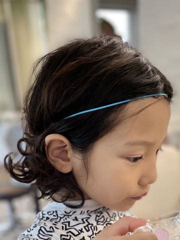 rio♡ ロン毛男子‼︎ 最近髪の毛お団子にしてくれなくて 幼稚園の先生から遠回しに結んで欲しい感じで言われて、カッコいい髪の毛がイイ〜って言ってて、 この髪型にする？って画像見せながら聞いたら「うん！」って言われた🙄 試しに似てる感じにしてみると気に入って