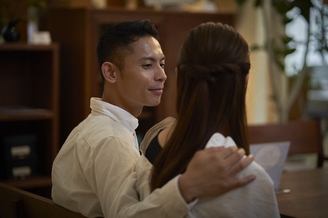 肩寄せる là gì? Cách đọc, phiên âm & nghĩa của từ 肩寄せる