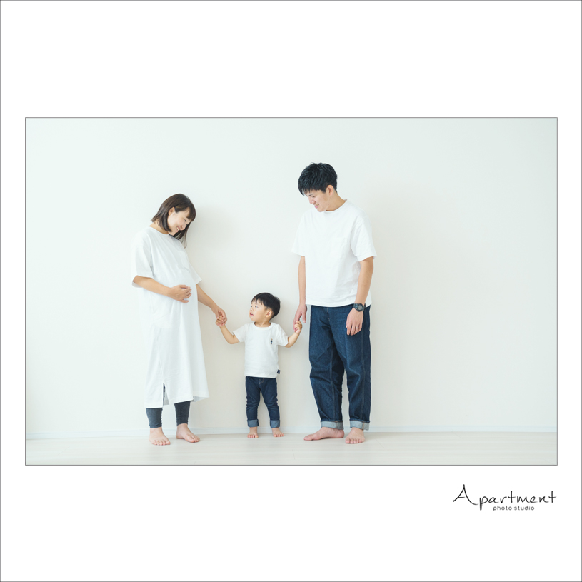 たくさんのひまわりと家族3人で笑顔いっぱいのマタニティフォトの撮影OurPhoto アワーフォト