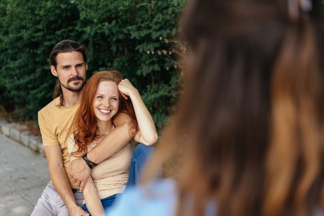 肩を寄せ合う女性カップル1の写真素材71936649- PIXTA