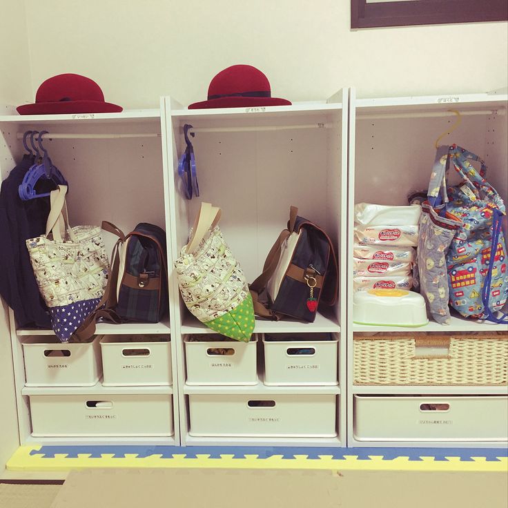 ✿ ⠀ ⠀ ⠀ ようやく整った2人分の 幼稚園用 お支度スペース𓅹 ⠀ 4月から 娘は年長さん、 息子は年少さんに🌱 ⠀ ⠀ ⠀ずっと学用品の収納に悩んでいて𓈒𓂂𓏸 ⠀ ようやくカラーボックス2つと ホームセンターで仕入れた天板を 組み合わせる形にまとまりました ˎˊ