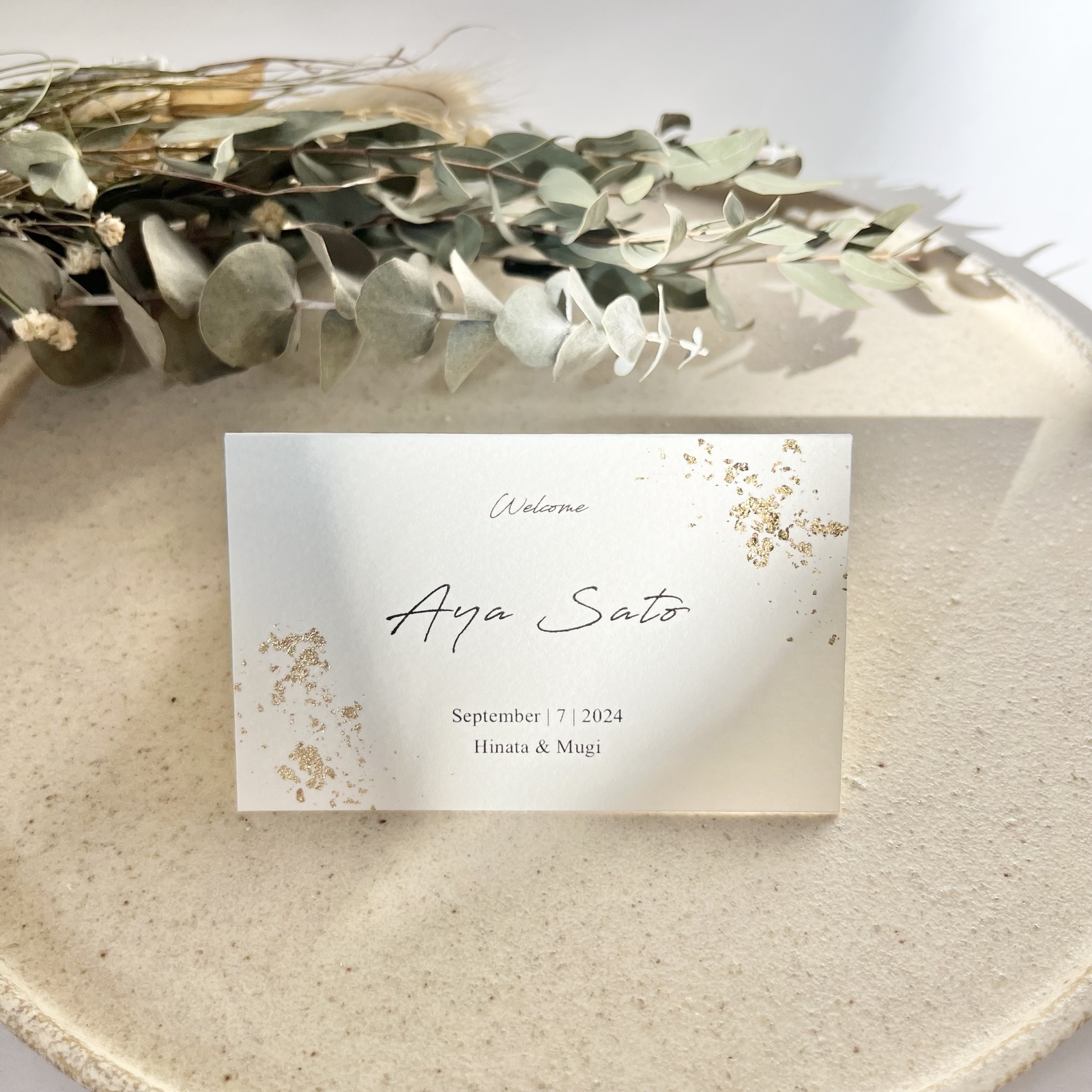 貝殻を使ってカラフルに♪ ウエディングや二次会用のオシャレな手作り席札一例Weddingcard.jp