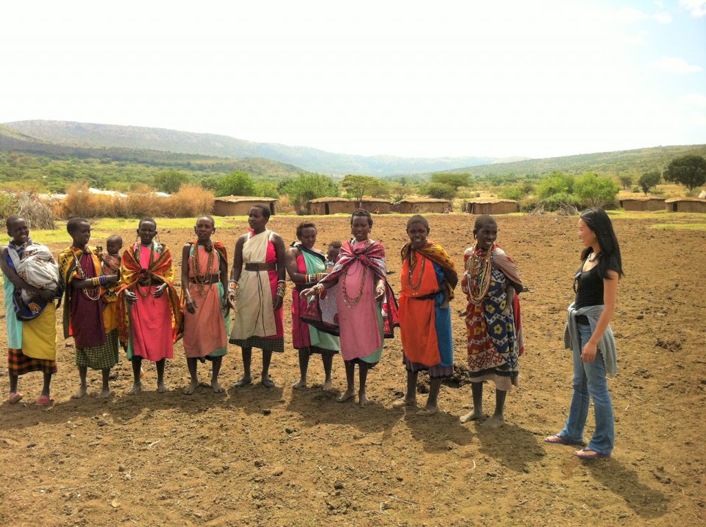 ケニア、マサイマラ国立保護区 - 2011 年 7 月 19 日: マサイ族女性の伝統的な衣装で儀式の歌を一緒に歌います。の写真素材・画像素材Image 65924257