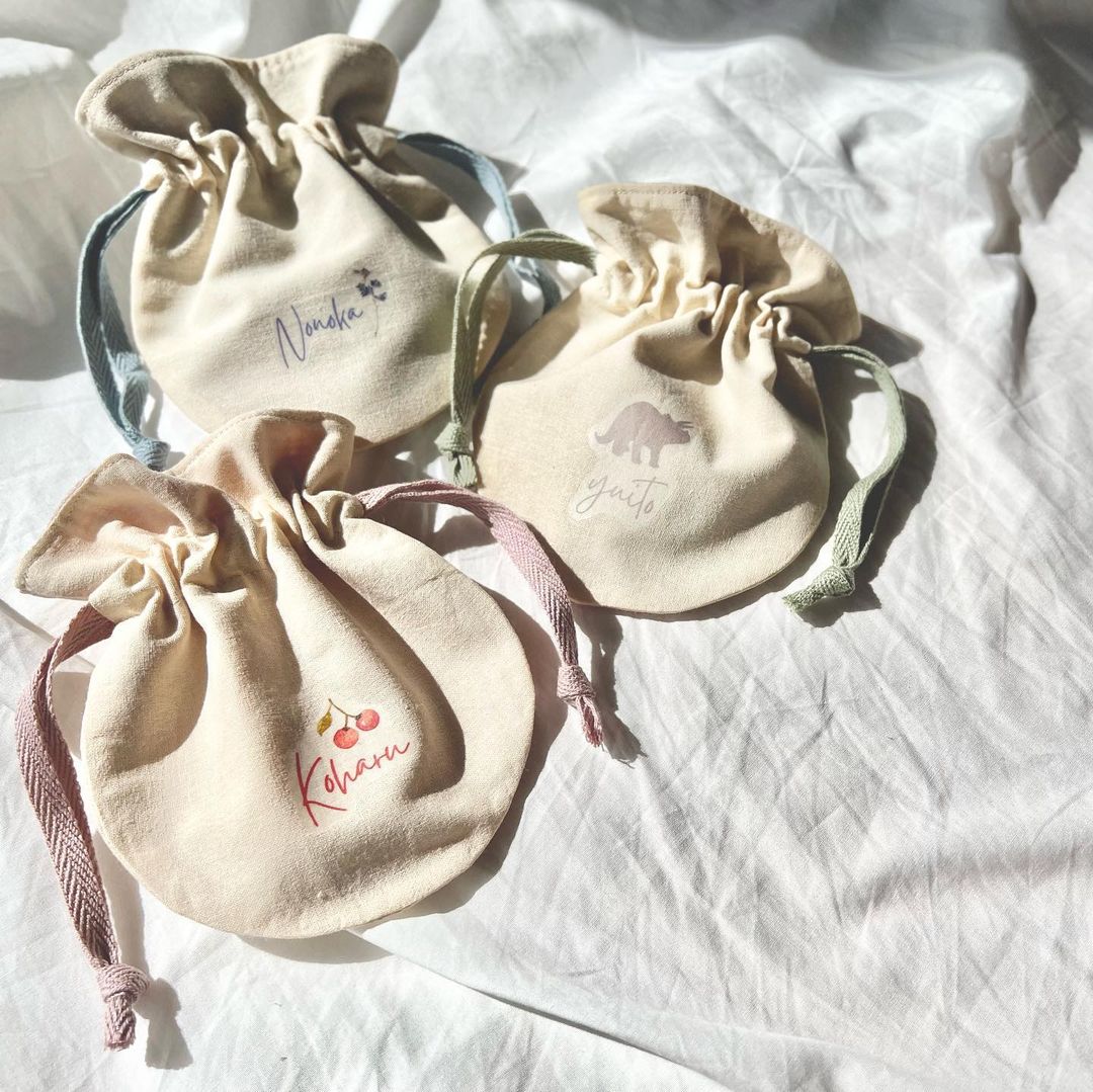 ゲストとの思い出写真を、それぞれ選んでチェキ風の席札を手作りされたアイデア🌟  なるべく昔の写真を選んだそう。 自分の子供 の頃の写真が、参加した結婚式の席札になってるって、想像しただけでもびっくりして感激しちゃいます。   @km____wd さんの手作り席札です