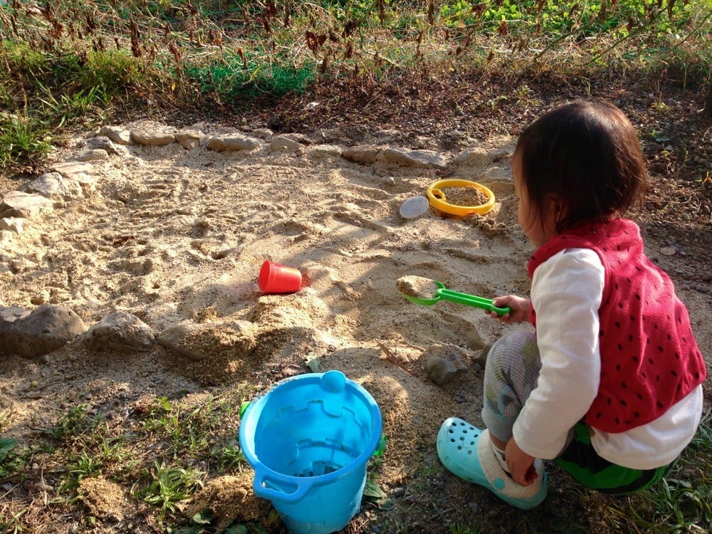 庭にミニ砂場を作る