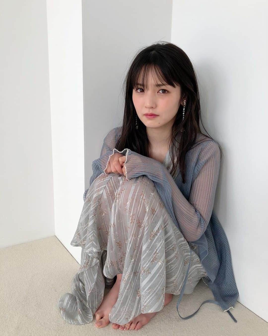 道重さゆみ、美脚チラリな寝転びショット「お尻のラインめっちゃきれい」「女神様のよう…」 | ORICON NEWS