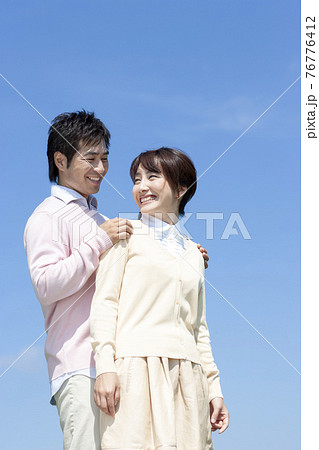 新たなイケメン特有のポーズに「人の肩を肘置きにしてる系イケメン」登場ｗｗｗｗｗｗｗｗ : オレ的ゲーム速報＠刃