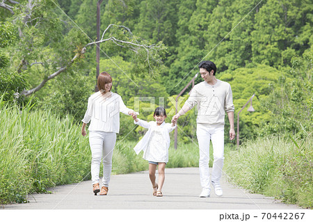 手を繋いで歩く日本人家族の後ろ姿21103655 の写真素材 - アフロ