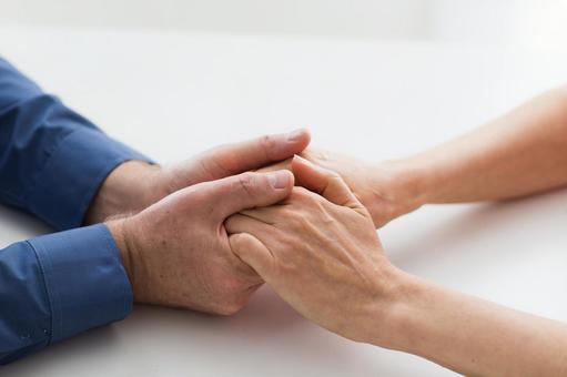 手をつなぐ中高年夫婦 07800032947 の写真・イラスト素材アマナイメージズ