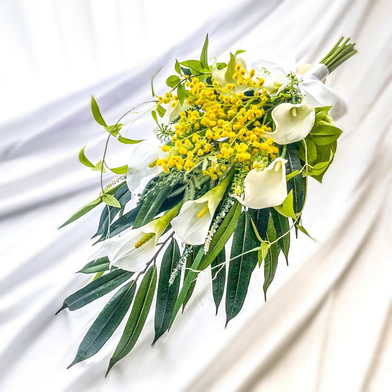 お盆限定SALE イエロー×ホワイト ミモザ クラッチブーケ 結婚式 前撮り ナチュラルイエローのクラッチブーケ花次郎のウェディング ブーケ生花高品質で安いおしゃれ人気のブーケを大阪・神戸にお届け結婚式 ブライダルブーケ